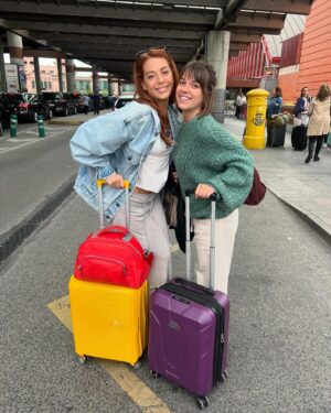 Dafne Fernández Instagram - Mix semanal ✨

1. Empieza la temporada de globos de agua 💦 
2. Lesbianas y republicanas 🤦🏻‍♀️ 
3. Metro de Madrid informa
4. Emulando a @elisa_matilla en “Los tacones de papá” (no os perdáis esa maravilla, en el teatro Lara)
5. Con la famosa mascarilla 👽
6. Uñitas perladas de @mismissponzano 
7. Girls💘 @belenecijar @anajaramartinezok 
8. Invirtiendo en mi. Qué maravilla de producto 🫠 @sisleyparisofficial 
9. Entradas agotadas para ver al señor Lorente y a @malenaalteriooficial 
10. Soy ese tipo de persona 😎