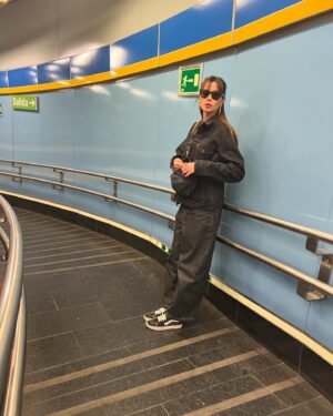 Dafne Fernández Instagram - Mix semanal ✨

1. Empieza la temporada de globos de agua 💦 
2. Lesbianas y republicanas 🤦🏻‍♀️ 
3. Metro de Madrid informa
4. Emulando a @elisa_matilla en “Los tacones de papá” (no os perdáis esa maravilla, en el teatro Lara)
5. Con la famosa mascarilla 👽
6. Uñitas perladas de @mismissponzano 
7. Girls💘 @belenecijar @anajaramartinezok 
8. Invirtiendo en mi. Qué maravilla de producto 🫠 @sisleyparisofficial 
9. Entradas agotadas para ver al señor Lorente y a @malenaalteriooficial 
10. Soy ese tipo de persona 😎