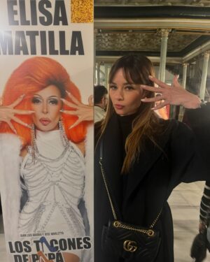 Dafne Fernández Instagram - Mix semanal ✨

1. Empieza la temporada de globos de agua 💦 
2. Lesbianas y republicanas 🤦🏻‍♀️ 
3. Metro de Madrid informa
4. Emulando a @elisa_matilla en “Los tacones de papá” (no os perdáis esa maravilla, en el teatro Lara)
5. Con la famosa mascarilla 👽
6. Uñitas perladas de @mismissponzano 
7. Girls💘 @belenecijar @anajaramartinezok 
8. Invirtiendo en mi. Qué maravilla de producto 🫠 @sisleyparisofficial 
9. Entradas agotadas para ver al señor Lorente y a @malenaalteriooficial 
10. Soy ese tipo de persona 😎