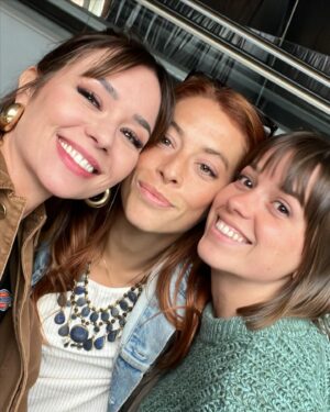 Dafne Fernández Instagram - Mix semanal ✨

1. Empieza la temporada de globos de agua 💦 
2. Lesbianas y republicanas 🤦🏻‍♀️ 
3. Metro de Madrid informa
4. Emulando a @elisa_matilla en “Los tacones de papá” (no os perdáis esa maravilla, en el teatro Lara)
5. Con la famosa mascarilla 👽
6. Uñitas perladas de @mismissponzano 
7. Girls💘 @belenecijar @anajaramartinezok 
8. Invirtiendo en mi. Qué maravilla de producto 🫠 @sisleyparisofficial 
9. Entradas agotadas para ver al señor Lorente y a @malenaalteriooficial 
10. Soy ese tipo de persona 😎