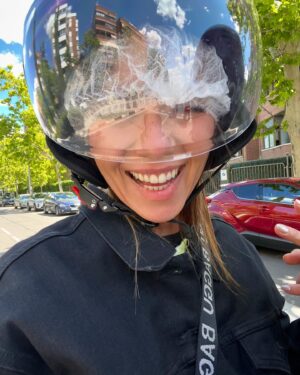 Dafne Fernández Instagram - Mix semanal ✨

1. Empieza la temporada de globos de agua 💦 
2. Lesbianas y republicanas 🤦🏻‍♀️ 
3. Metro de Madrid informa
4. Emulando a @elisa_matilla en “Los tacones de papá” (no os perdáis esa maravilla, en el teatro Lara)
5. Con la famosa mascarilla 👽
6. Uñitas perladas de @mismissponzano 
7. Girls💘 @belenecijar @anajaramartinezok 
8. Invirtiendo en mi. Qué maravilla de producto 🫠 @sisleyparisofficial 
9. Entradas agotadas para ver al señor Lorente y a @malenaalteriooficial 
10. Soy ese tipo de persona 😎