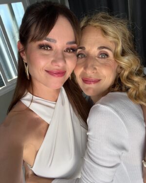 Dafne Fernández Instagram - Quiero felicitar a @marta_aledo con esta foto que nos hicimos justo después de que nos dijeran que no renovábamos #4estrellas . Lloramos, nos miramos y sonreímos porque la felicidad que nos llevamos es mucho más que la pena que dejamos, que es mucha también. Si hay algo que tengo que agradecer al universo es haber encontrado a este ser de luz al que amo y admiro por partes iguales. Quiero trabajar contigo siempre, como compañera o como tu actriz y tú mi directora.
 Feliz vida hermana mía♥️