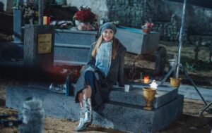 Dafne Fernández Instagram - Hasta siempre Marta Lasierra. 
Has sido gracias al equipazo que te ha rodeado cada día en el set. Les debes todo a esa familia artística y técnica. Y eso es lo que más va a doler. 
No disfrutaros más. 
GRACIAS 🫶🏼

Quiero agradecer a @velocasting por confiar en mí cuando ni siquiera yo lo hacía. A @ecija_dani y Javier Lorenzo por darme ese personaje y dejar que creciera en mi.
A las directoras y directores de la serie por arriesgarse siempre y luchar.
A @rtve por apostar por estas historias tan actuales y necesarias en ese horario tan difícil pero que hemos conquistado porque creísteis en nosotras.
A las guionistas y guionistas que han trabajado a contrarreloj.
Y sobre todo gracias al público, por todo el amor. Que ha sido MUCHO❤️‍🔥
Gracias @_laura_peris_ por estas fotos tan preciosas.

Aunque hemos terminado de rodar quedan aún muchos capítulos por emitir y ese gran final que ya adelanto, os va a emocionar. 
Nos vemos todavía de lunes a jueves en @rtve 
#4estrellas
@thegoodmoodproductions 

Digo adiós, pero creo que aún no lo he asimilado 💔