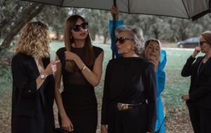 Dafne Fernández Instagram - Hasta siempre Marta Lasierra. 
Has sido gracias al equipazo que te ha rodeado cada día en el set. Les debes todo a esa familia artística y técnica. Y eso es lo que más va a doler. 
No disfrutaros más. 
GRACIAS 🫶🏼

Quiero agradecer a @velocasting por confiar en mí cuando ni siquiera yo lo hacía. A @ecija_dani y Javier Lorenzo por darme ese personaje y dejar que creciera en mi.
A las directoras y directores de la serie por arriesgarse siempre y luchar.
A @rtve por apostar por estas historias tan actuales y necesarias en ese horario tan difícil pero que hemos conquistado porque creísteis en nosotras.
A las guionistas y guionistas que han trabajado a contrarreloj.
Y sobre todo gracias al público, por todo el amor. Que ha sido MUCHO❤️‍🔥
Gracias @_laura_peris_ por estas fotos tan preciosas.

Aunque hemos terminado de rodar quedan aún muchos capítulos por emitir y ese gran final que ya adelanto, os va a emocionar. 
Nos vemos todavía de lunes a jueves en @rtve 
#4estrellas
@thegoodmoodproductions 

Digo adiós, pero creo que aún no lo he asimilado 💔