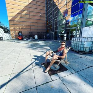 Dag-Alexis Kopplin Instagram - GuMo Hannover! Erst mal übelst friedlich und gemütlich im Backstage wachchillen und dem lieblichen Gesang der Gabelstapler lauschen. Zum Glück ist hier auch direkt die große Mülltonne, falls ich etwas oder mich wegschmeißen möchte. 
#rockstar #lifestyle #gabelstapler #gabelhochstapler #savoirevivre
