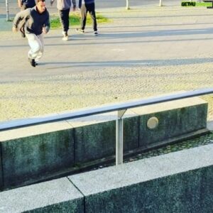 Dag-Alexis Kopplin Instagram - Bisschen #parkour für Eure Aufmerksamkeit: Bitte vergesst nicht (täglich) für uns zu voten bei der @1live Krone!

https://1livekrone.de/participants

#sdp #sdpdieband #1livekrone #parkourone