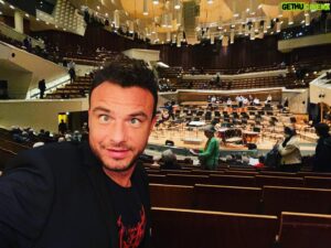 Dag-Alexis Kopplin Instagram - Gestern mal dem @rsb_orchester in der Philharmonie zugehört. Schon krass, was richtige Musiker so machen 🤪
„Aïs“ von Iannis Xenakis war ein richtiges Erlebnis! Habe einen seltsamen Ohrwurm. #klassik #philharmonieberlin
