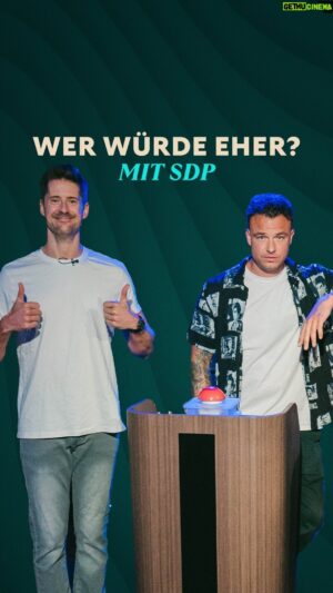 Dag-Alexis Kopplin Instagram - Wir haben mit @vincent.stein und @dag_sdp „Wer würde eher?“ gespielt.💥
Um 17 Uhr geht „Erkennst Du den Song?“ mit @sdp_die_band online!🎥 
#www #worldwidewohnzimmer