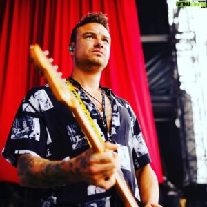 Dag-Alexis Kopplin Instagram - Äußerlich erhaben, den Blick gedankentief in der Ferne versenkt. 
Innerlich… wie geht nochmal E-Dur?
#gitarristspielen #sdp #stratocaster