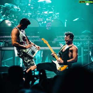 Dag-Alexis Kopplin Instagram - Zwei wie Pech und Schwefel. … Und Feuer. Zwei wie Pech & Schwefel & Feuer. 
#liveactiontypen #dasdynamischeduo #diekleinstebigbandderwelt #duoinfernale #sdpdieband #dbudbw #tour #fender #strat #mpc