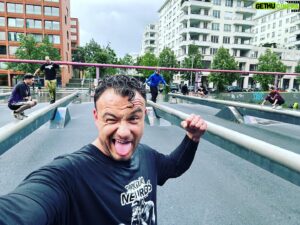Dag-Alexis Kopplin Instagram - Parkour unterrichten im strömenden Regen ist eine der großen Freuden des Parkourlehrers. Und der Schüler. 💪🤪
#parkour #parkourone #coaching #nach #trust #raindoesntstopanimals #raintrain #waterworld #parkourneurds #docendodiscimus
