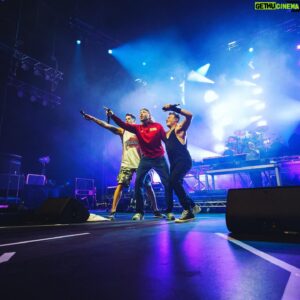 Dag-Alexis Kopplin Instagram - Dos Live Maschinos! 
Immer wieder eine Freude gemeinsam auf der Bühne zu stehen @finch 🤝
#livemaschinen #tour #sdpdieband #finch