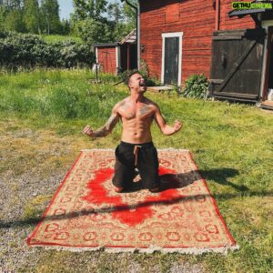 Dag-Alexis Kopplin Instagram - Warum der Scream? Leider war die Kamera nicht schnell genug zur Hand: Der Teppich flog! Wirklich! Nur ganz kurz, aber er schwob! 
#aladagundderfliegendeteppich