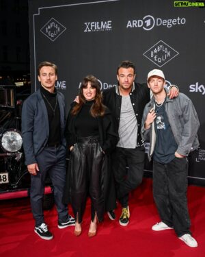 Dag-Alexis Kopplin Instagram - Ist das das Cover einer neuen unglaublichen Band …oder doch nur eine Group of People bei der Premiere der vierten Staffel von #babylonberlin ??🤔
Unfassbar gute Serie und bombastischer Staffelstart! 🔥
.
📸 @hinzgucker