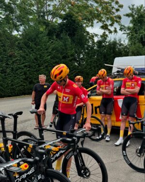 Dag Otto Lauritzen Instagram - Uno X Team er på plass med 8 ryttere i super form. 🚴‍♀️🚴‍♀️🚴‍♀️🚴‍♀️🤩 @unoxmobility @tv2sport #sykkel