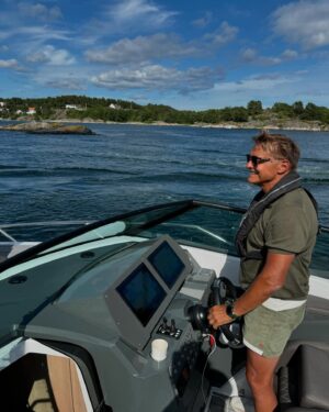 Dag Otto Lauritzen Instagram - St Hans i Grimstad med familie og gode venner :Sol, sommer og båt. Kan det bli bedre 🤩👧👍😍🚤⛵️#grimstad @nordkappboats  @visitgrimstad @stian_lauritzen @line_lauritzen @tiril @andreascarlszon