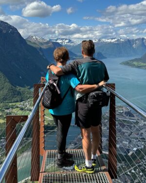 Dag Otto Lauritzen Instagram - Flott tur m «dronninga» på kjente stier opp Rampestreken - Åndalsnes. Fantastisk turområde og værgudene på vår side: Anbefales : #hverdagstrim  @do2_no @ellenlaur