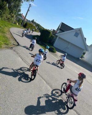 Dag Otto Lauritzen Instagram - Fantastisk sykkeldag sammen med over 50 ivrige barn mellom 3-6 år på @espiraholbekk barnehage i  Grimstad. Full innsats på 2 hjul etter prat om bruk av hjelm og litt om sykling på sykkel/ gangsti. Stor heiagjeng med alle de minste   ansatte. #hverdsgstrim #sykkelglede @espira @vibekela @line_lauritzen @andreascarlszon @tiril @stian_lauritzen