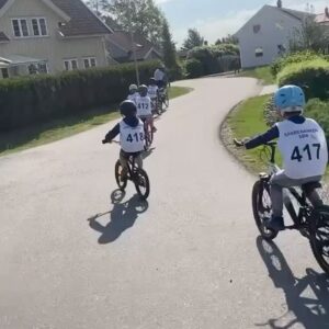 Dag Otto Lauritzen Instagram - Fantastisk sykkeldag sammen med over 50 ivrige barn mellom 3-6 år på @espiraholbekk barnehage i  Grimstad. Full innsats på 2 hjul etter prat om bruk av hjelm og litt om sykling på sykkel/ gangsti. Stor heiagjeng med alle de minste   ansatte. #hverdsgstrim #sykkelglede @espira @vibekela @line_lauritzen @andreascarlszon @tiril @stian_lauritzen
