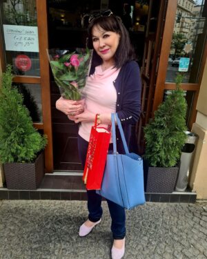 Dagmar Patrasová Instagram - Ponarozeninové překvapení od přátel ❤️💐. Krásnou neděli i vám!