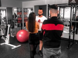 Dagmar Patrasová Instagram - Dnes jsme s @pavel_salitros  natáčeli rozhovor pro super.cz.📽💪
I když se už Pavel věnuje dalším věcem, tak mi dává rady, jak se udržet fit. Rozhovor jsme udělali stylově ve fitku. 🙈
.
.
#fitness #rozhovor #pavelsalitros #czech #czechgirl #czechboy #prague #posilovna #dnescvicim #dadapatrasova