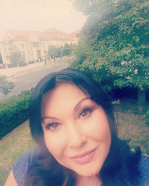 Dagmar Patrasová Instagram - Good Morning))) 🤗👑🤣
#czech #dadapatrasovaislife #photography #prague #smile #dadapatrasovafanclub #instamood #yesterday #color #czechrepublic #instagood #ahoj #photooftheday #dagmarpatrasova #followme #instalike #instapic #slovakia #czechfitness #czechvip #czech_insta #czechia🇨🇿 #filmphotography #czechphotography #instaczech #kralovna #thequeen