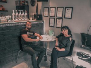 Dagmar Patrasová Instagram - Dnes jsme s @pavel_salitros  natáčeli rozhovor pro super.cz.📽💪
I když se už Pavel věnuje dalším věcem, tak mi dává rady, jak se udržet fit. Rozhovor jsme udělali stylově ve fitku. 🙈
.
.
#fitness #rozhovor #pavelsalitros #czech #czechgirl #czechboy #prague #posilovna #dnescvicim #dadapatrasova