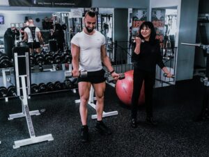 Dagmar Patrasová Instagram - Dnes jsme s @pavel_salitros  natáčeli rozhovor pro super.cz.📽💪
I když se už Pavel věnuje dalším věcem, tak mi dává rady, jak se udržet fit. Rozhovor jsme udělali stylově ve fitku. 🙈
.
.
#fitness #rozhovor #pavelsalitros #czech #czechgirl #czechboy #prague #posilovna #dnescvicim #dadapatrasova