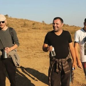 Dağra Solmaz Instagram - Bir karanlık çağ imiş. 
Yürümüş dedemin dedeleri yarı soyu ceset olmuş zaten sebebi kin, nedeni ırk. 
Öyle yerde durmuş ki kuş olsan konmazsın buraya. 
Buruk gurur. Biraz öfke doluyor insan. Ötelenmişlikten, kovalanmışlıktan, hatta katledilmiştikten.
Ama bu sağlamış, ömrümde ilk defa gördüğüm muhtemel akrabalarıma canımı emanet edişimdeki güveni.
Bu bastırılmışlık volkan olmuş babamansurların, koçgirili yiğitlerin içinde. 
O Öfke sevgi olmuş, merhamet olmuş, anlayış olmuş şimdi. Kim olursan ol anadolu bağrına basıyor seni.
gelin. 
#eylül2018kızılkale