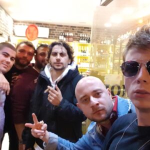 Dağra Solmaz Instagram - Bazı eski fotoğraflar. 
Evim gibi hissettiğim sahneleri, sokakları, otelleri özledim, şimdiden.. Sabır.