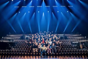Daichi Miura Instagram - DAICHI MIURA LIVE TOUR 2023
OVER
ホールツアー
全27公演
完走

最高の仲間達と

写真には写っていないですが、他の会場で一緒にパフォーマンスしてくれたダンサー、ミュージシャン、各地お世話になったスタッフの皆さん

そして何より各会場お集まりいただいた皆さん
本当に本当に有難うございました

まだまだ、見た事の無い新たな"最高"を一緒に作っていきましょう☺️

アリーナに向けて準備頑張るぞ〜🔥🔥🔥
#daichimiuralivetour2023 
#OVER
#3月4月でアリーナ公演
#楽しみ