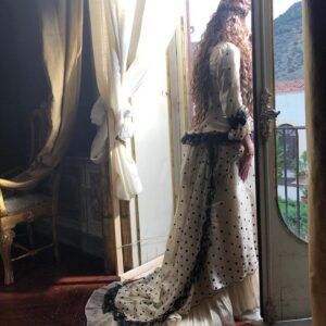 Dajana Roncione Instagram - Quadri postrinascimentali 🙃😆. .  Con queste foto  ringrazio tutti i reparti :trucco , parrucco e costume che hanno fatto un lavoro straordinario ! Grazie a @chiaracactus ( Chiara Ferrantini) @elena.gregorini.54 #puccio #giovannischiera la nostra scenografa Veronica Rosafio e il direttore della fotografia Claudio Cofrancesco la beddissima e bravissima @lozamarta 
Stasera su Raiuno alle 21:25 “La Concessione Del  Telefono “ @roanjohnson @alessio_vassallo_ #Andreacamilleri @carlopalomar  Le prime due foto sono  di @paolocirielloafs 🙏 #iorestoacasa