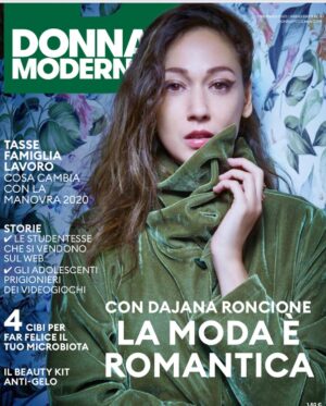 Dajana Roncione Instagram - Grazie @donnamoderna #coverstory
Abito Giacca Midali Toujours
Styling @cri_nava 
Servizio @paolasalvatore
Produzione @mirilacol 
Foto @cristianomiretti 
Hair styling @bartolinimatteo per @freelanceagency
Make-up styling @alesemisa_mua _mua per mskmilano 
Journalist @fiammasan 
Ufficio stampa @dicarlorella 
Special thanks to @a_monfreda