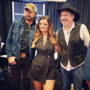 Dakota Hood Instagram - @reba @lukebryan @kixbrooks @ronniedunn and I are kicking of the @acmawards weekend with a 💥

@cousincouture @justinrussodds 🖤🎶