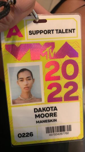 Dakota Moore-Lizotte Instagram - Thank you for having me @maneskinofficial @vmas I had a blast dancing for y’all ✨

Stylist @badboyrory @sparklebabygem 
Hair @lurissaingridhair @yehs_touch 
Mua @jezzhill 
Movement @ohrigines