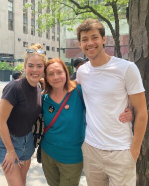 Dale Soules Instagram - 🪧Picketing for a FAIR CONTRACT for @sagaftra and @wgaeast with fellow members and allies. Please stop exploiting workers. 
Solidarity! ✊

#sagaftrastrong #sagaftrastrike #wgastrong #wgastrike