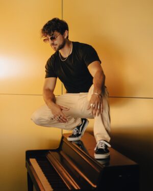 Dallas Hart Instagram - Comment a song you want me to cover on piano ⬇️ #piano #musician #model 📸 @_charyse