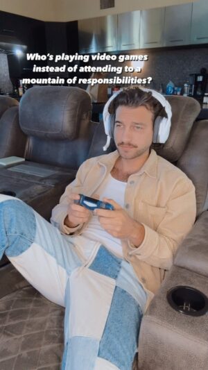 Dallas Hart Instagram - We’re in this together 🎮 #videogames #responsibilities