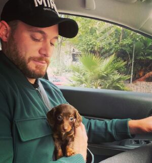 Dalton Rangel Instagram - Esse é o Charlie. Novo integrante da família. Ele esta mandando uma lambidinha pra todo mundo e dizendo que vcs poderão acompanhar o crescimento dele nos stories da mamãe @natcasagrandecakes e no meu, claro. ❤️ Agora, quero ver adivinharem a RAÇA DELE… 
.
#pet #dog