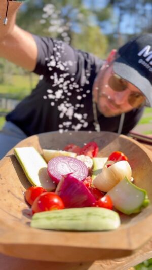 Dalton Rangel Instagram - Essa é a vibe da fazenda Miró. E daqui saem os orgânicos direto para os pratos do restaurante.

O que saiu de bom? Receita de tosta de vegetais 👇🏼

Tomate 🍅 
Abobrinha 
Cebola 🧅 
Manjericão 
Azeite 
Pimenta do reino
Pão tostado
Queijo parmesão 

Tudo feito com na Brasa e com amor!
