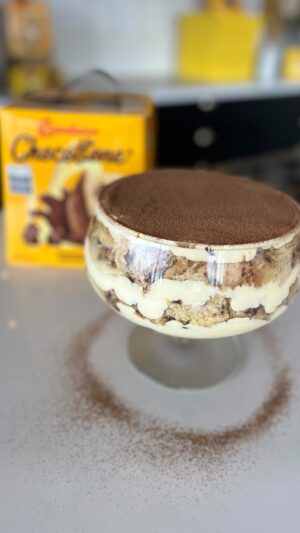 Dalton Rangel Instagram - Tiramisu de Chocotone 
Tiramisu 

Para o creme passo 1
325g açúcar 
250g de gema 
90g de água 
Modo de preparo: Em uma panela, aqueça a água e o açúcar a 120 graus.. misture nas gemas e leve para a batedeira por 5 minutos, até se tornar um creme volumoso e frio. (Reserve) 

2- bata 200g de chantilly (pode ser creme de leite fresco ou industrializado) 

3- Misture ocreamcheese (125g) 
no chantilly suavemente e incorpore o creme (1) que já deve estar frio para não derreter o chantilly! 

Montagem! 
Faça um café coado e molhe as bolachas no café! Faça camadas como um pavê 
E leve para a geladeira por pelo menos 2 horas antes de servir! 
Peneire chocolate em pó em cima para decorar!