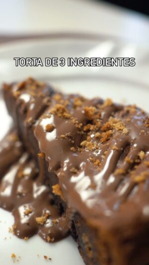 Dalton Rangel Instagram - Torta de 3 ingredientes - Marque aqui quem vai fazer essa torta pra você!
4 ovos graúdos 
200 gr de cookies
450 gr de nutella

Assar em forno a 150 graus por 25 minutos. 
A assadeira que usei é de fundo removível de 20 cm.
Usei spray desmoldante.
Passei nutella por cima pra decorar
Morango bem fresquinho e chantilly ficam deliciosos com esta torta #ficaadica