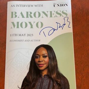 Dambisa Moyo Instagram - It was a privilege to speak at the @CambridgeUnion yesterday alongside @queens_college President @mohamed.el.erian. 

During our discussion, we covered a variety of topics, from the global economy and environmental trends to AI and geopolitics. I also had the opportunity to share some of my personal life experiences with the audience.

Thank you for having me, it was a pleasure to be there. 

📷 @NordinCatic

#DambisaMoyo #CambridgeUnion
