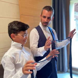 Damián Mollá Instagram - Uno de esos momentos de la vida que te crujen :) Enseñar a mi sobrino a hacerse el nudo de la corbata para ir de boda. 😍