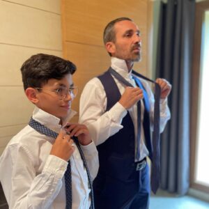 Damián Mollá Instagram - Uno de esos momentos de la vida que te crujen :) Enseñar a mi sobrino a hacerse el nudo de la corbata para ir de boda. 😍