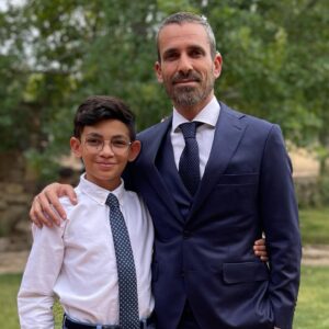 Damián Mollá Instagram - Uno de esos momentos de la vida que te crujen :) Enseñar a mi sobrino a hacerse el nudo de la corbata para ir de boda. 😍