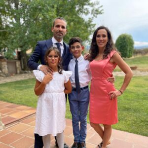 Damián Mollá Instagram - Uno de esos momentos de la vida que te crujen :) Enseñar a mi sobrino a hacerse el nudo de la corbata para ir de boda. 😍