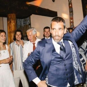 Damián Mollá Instagram - Cuando mi hermana y yo nos ponemos a bailar en una boda nos convertimos en John Travolta y Olivia Newton John.