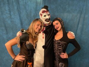 Damien Leone Instagram - Seeing my Terrifier family reunited in costume is everything ❤️😩🤡 #terrifier #arttheclown #tara #dawn #chillertheater #con #halloween