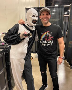 Damien Leone Instagram - Amazing weekend at @bigtexcon 🙏🤡 Always such a blast meeting fans and seeing how much joy Art brings to people. Sickos! 😜 #terrifier #terrifier2 #arttheclown